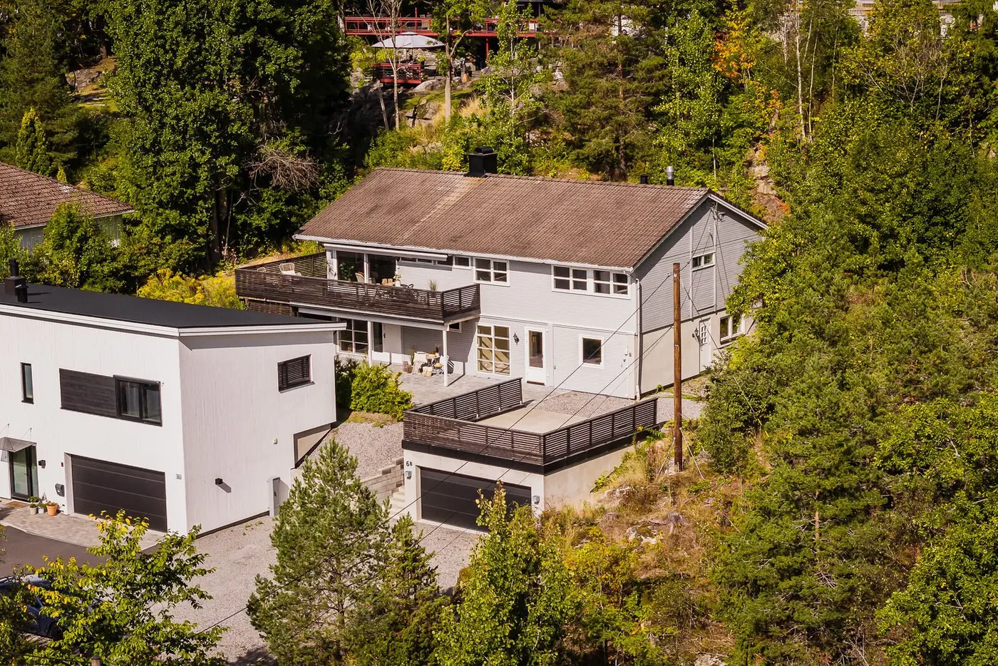 Innholdsrik enebolig over to plan med store terrasser, dobbelgarasje fra 2023 og egen hybeldel i underetasjen.