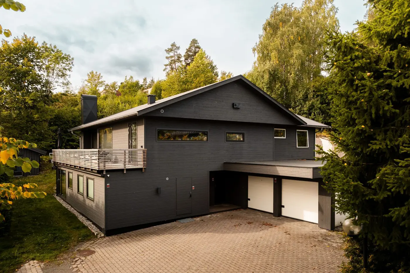 Frittliggende enebolig over to plan. Oppgradert hoveddel. Integrert dobbelgarasje. Terrasse på ca. 29 m².