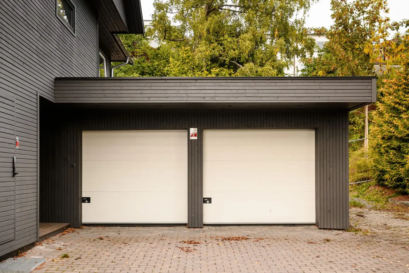 Innholdsrik enebolig med integrert dobbelgarasje,  godkjent utleiedel og praktikantdel.
