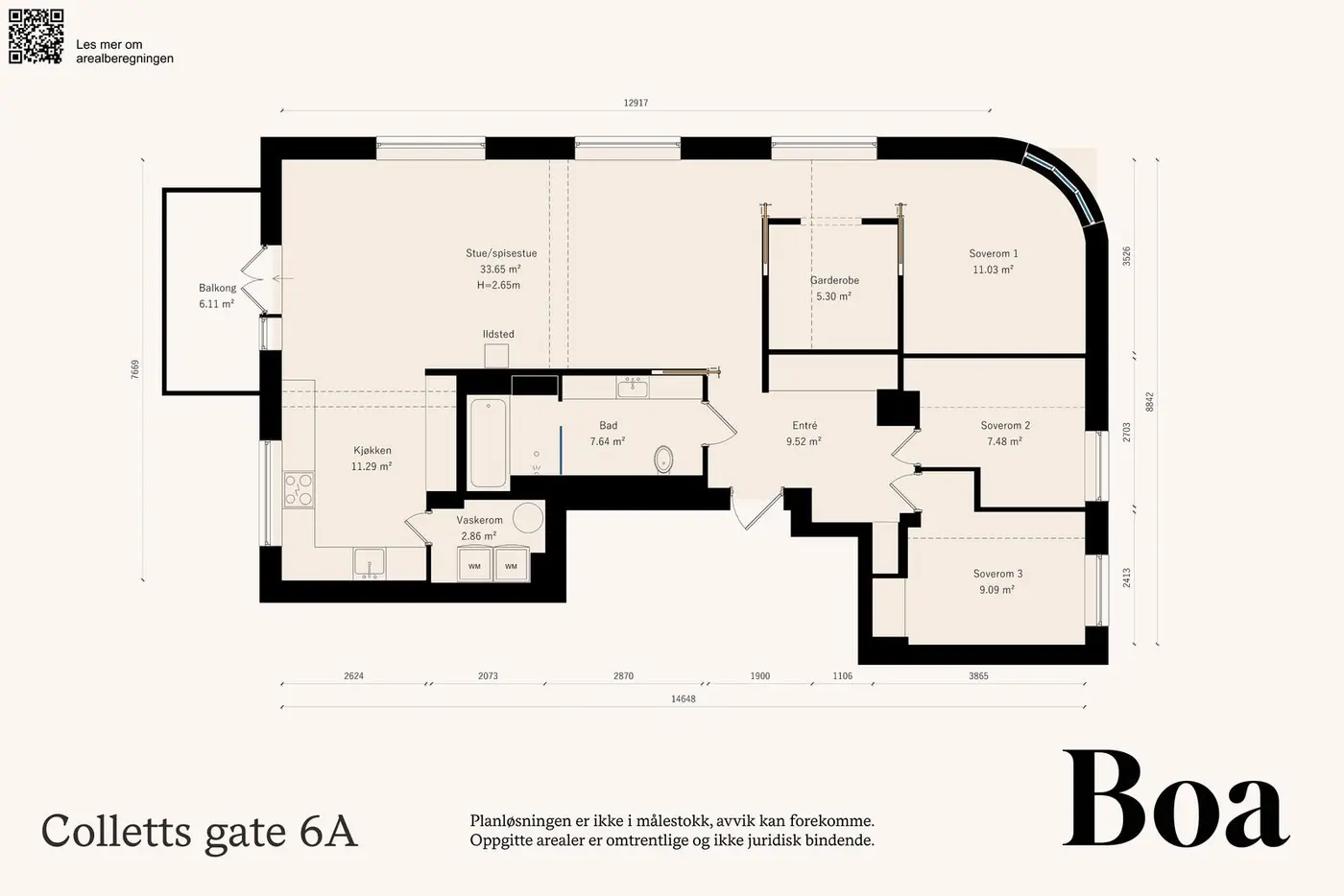 Hjørneleilighet i 2. etasje. Entré/gang, stue med peisovn, spisestue, kjøkken, 3 soverom, omkledningsrom, bad/wc og vaskerom. Fra spisestuen er det adkomst til overbygget balkong på ca. 6 m² med stålkonstruksjon. Medfølger kjellerbod på 7 m² og loftsbod på 4 m².