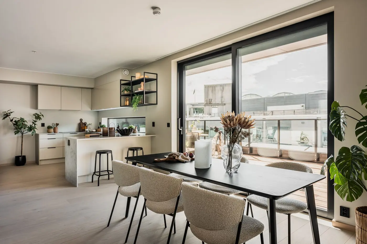 En moderne 4 roms toppleilighet fra 2025 med gjennomgående planløsning, store vindusflater og en fantastisk sydvestvendt terrasse med gode solforhold.